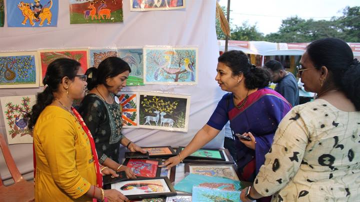 देसी हांडी फूड फेस्ट में फूड लवर्स ने ट्राइबल व्यंजनों का लिया आनंद